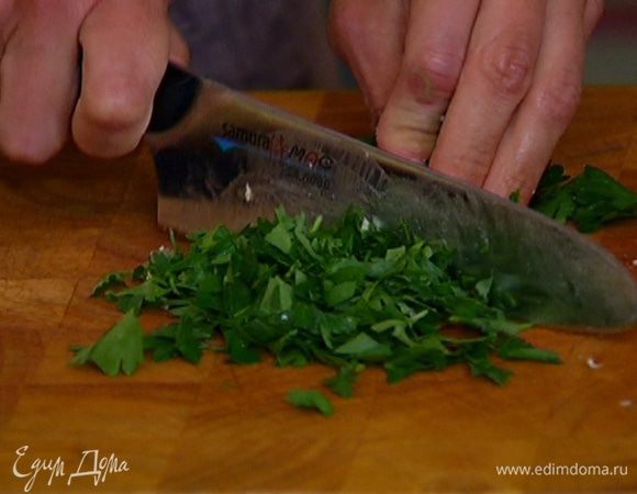Петрушку порезать не слишком мелко.