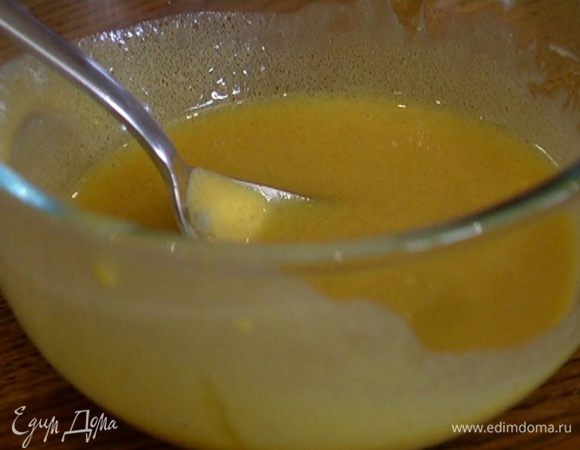 Приготовить заправку: оливковое масло соединить с уксусом, медом и горчицей, посолить, поперчить и перемешать.