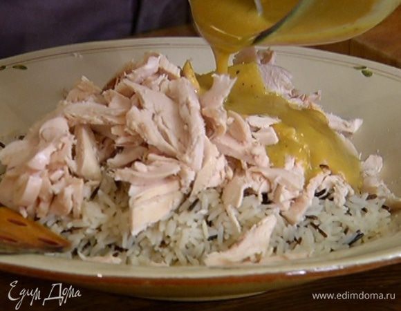 Готовый рис откинуть на дуршлаг, выложить на блюдо и, пока он горячий, посолить, поперчить, добавить куриное мясо, влить 2/3 горчичной заправки и перемешать.