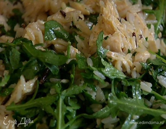 Посыпать салат петрушкой и руколой, полить оставшейся заправкой и снова перемешать. Если нужно, добавить еще немного оливкового масла.