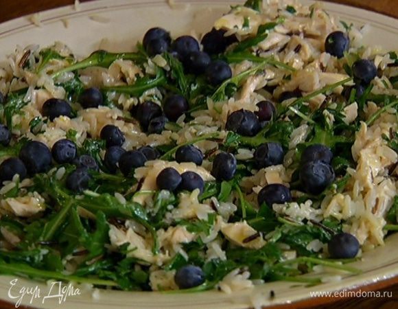 Сверху разложить голубику и посыпать миндальными хлопьями.