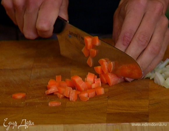 Лук и морковь почистить и нарезать кубиками.