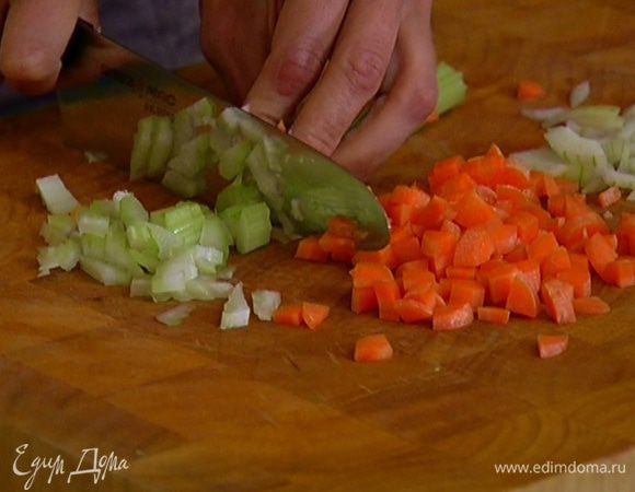 Сельдерей мелко порубить.