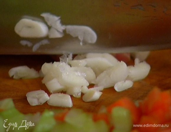 Чеснок почистить, раздавить плоской стороной ножа, вынуть горькую сердцевину и порубить.