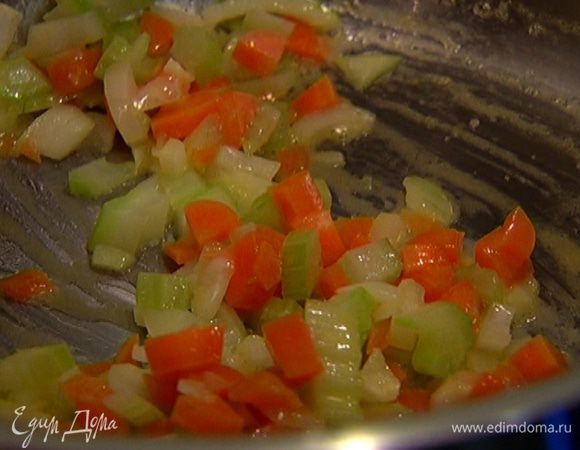 Разогреть в глубокой кастрюле сливочное масло и слегка обжарить лук, морковь, сельдерей и чеснок, затем накрыть кастрюлю крышкой и готовить на медленном огне 10 минут, периодически помешивая.