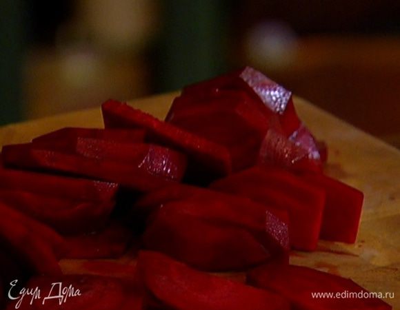 Свеклу почистить, нарезать тонкими кружками. 