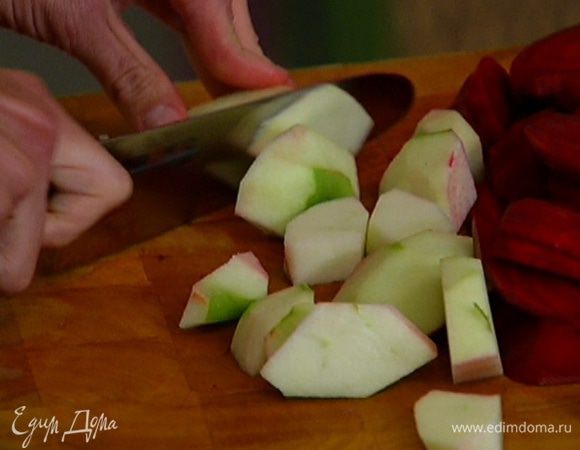 Яблоко очистить от кожуры, удалить сердцевину и нарезать небольшими кусочками.