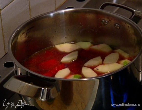 Выложить в кастрюлю к обжаренным овощам свеклу и яблоко, влить куриный бульон, так чтобы овощи были полностью покрыты. Отваривать до готовности свеклы.