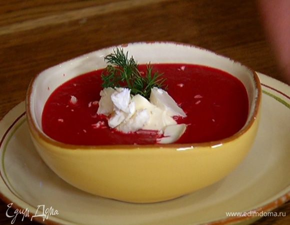 Разлить суп в тарелки, в каждую добавить по 1 ст. ложке сметаны и несколько кусочков козьего сыра, посыпать укропом.