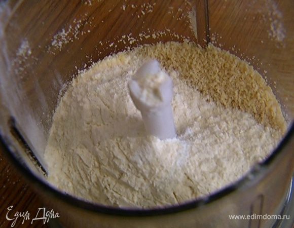 Муку перемешать с разрыхлителем и миндальной мукой.