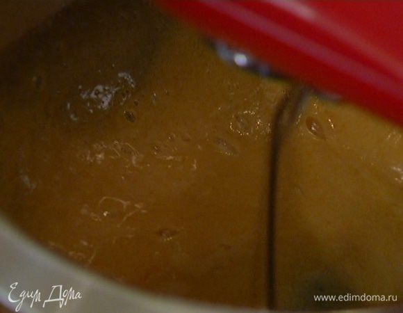 Яйца с сахаром взбить в комбайне в пышную массу.