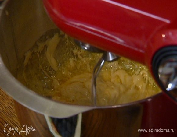 Не прекращая взбивать, добавить цедру лимона, муку с миндалем, влить растопленное масло, ванильный экстракт и на медленной скорости вымешивать еще минуту.