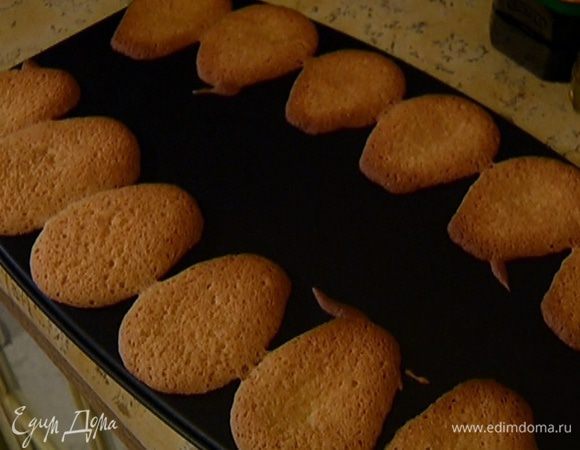 Готовое печенье остудить, затем вынуть из формочек.