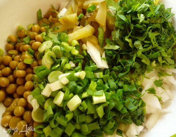 Добавить репчатый лук,тоже нарезанный не крупной соломкой,горошек,зелень.