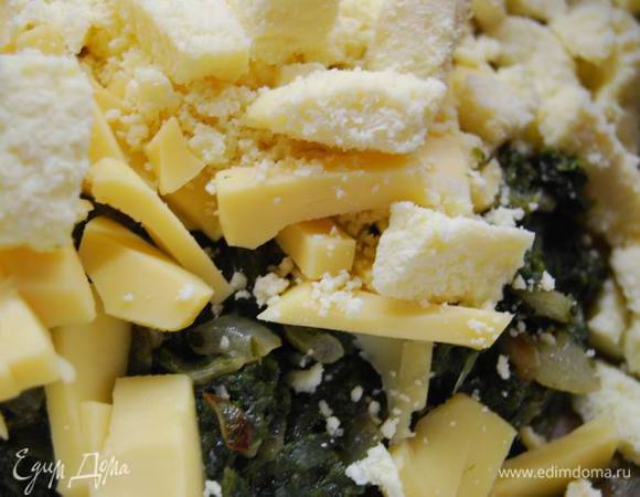 Тертый или мелко нарезанный сыр.