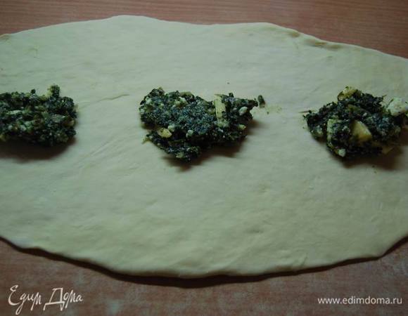Раскатаем довольно тонко и выложим на заготовку начинку.