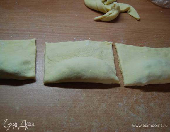  Вырежем прямоугольные лепешки. Края скрепим.