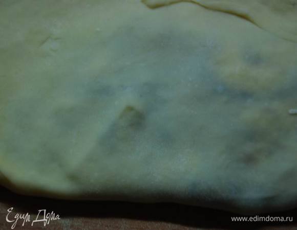 Придавим ладонью или чуть прокатим скалкой,сделав их плоскими.