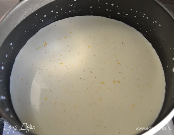 Растворить желатин в воде. Смешать молоко и сливки, добавить сахар, ванильный сахар, цедру и поставить на огонь. Прогреть до 80С,смесь должна стать горячей, но не доводить до кипения, чтобы молоко не отсеклось. Снять с огня, добавить набухший желатин, тщательно перемешать.