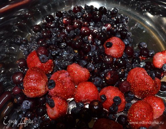 Приготовить соус: ягоды засыпать сахаром, залить водой, соком лимона и потомить на огне, не доводя до кипения. Когда сахар раствориться снять с огня и дать остыть. В этот раз я из ягод сделала желе, просто после прогревания добавив желатин, хотя всё-таки просто соус мне понравился больше!