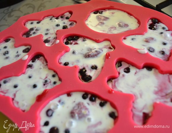 Залить сливочную смесь в формы и убрать в холодильник до застывания.Перед подачей полить ягодным соусом.
Если вы всё-таки решили из соуса сделать желе, то в форму залить ягодную смесь, а сверху - сливочную.