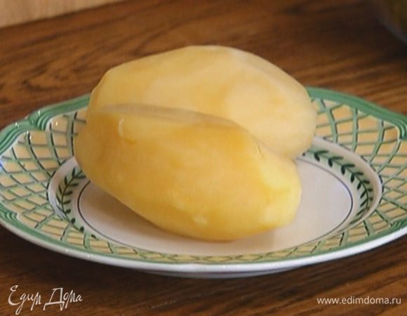 Картофель целиком отварить до готовности, затем почистить.