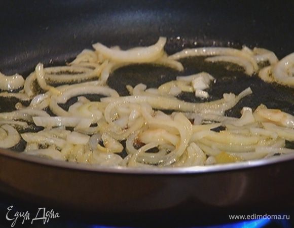 Разогреть в сковороде оливковое масло и обжарить лук до золотистого цвета.