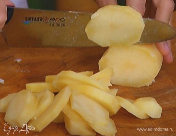 Отваренный картофель нарезать кружками.