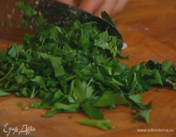 Зелень кинзы и петрушки мелко порубить.