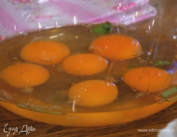 Яйца слегка взбить венчиком, посолить и поперчить.