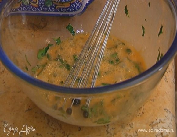 Добавить к яйцам кинзу с петрушкой, перемешать. 