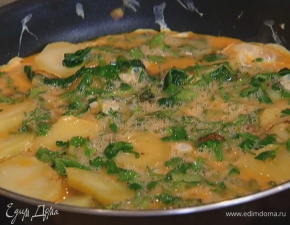 Залить яичной массой картофель со шпинатом.