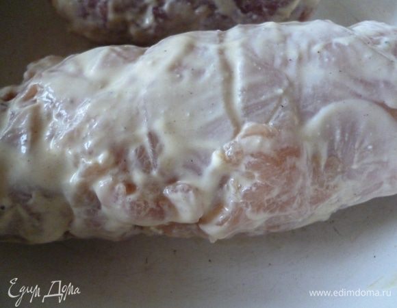 Смазываем этой смесью рулет,кладем в кастрюльку или миску,закрываем крышкой  и отправляем его на 1час в холодильник.