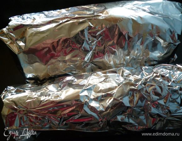 Достаем рулет из холодильника,заворачиваем его в двойной слой фольги,кладем на противень и отправляем в разогретую до170 градусов духовку на 40минут.Достаем из духовки и даем рулету остыть в фольге. 