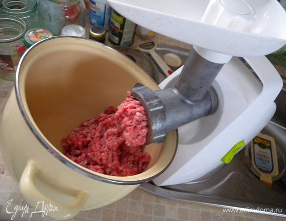 Мясо перекрутить через мясорубку 2 раза. 