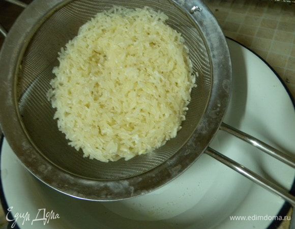 Рис отварить до полуготовности.