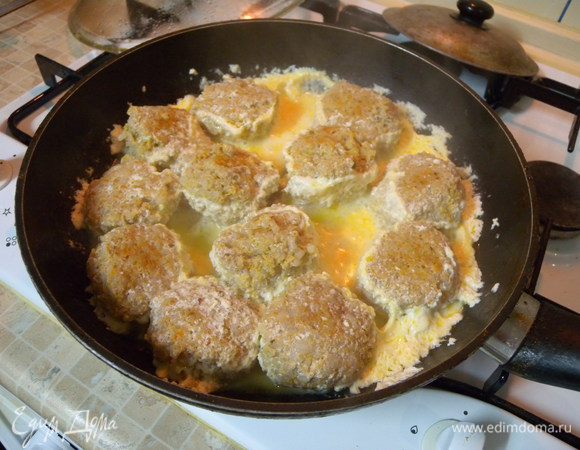 Или в сковородке под крышкой. У меня они не густо (количество) поэтому пришлось в середине готовки переворачивать тефтели. (со сметанным соусом)