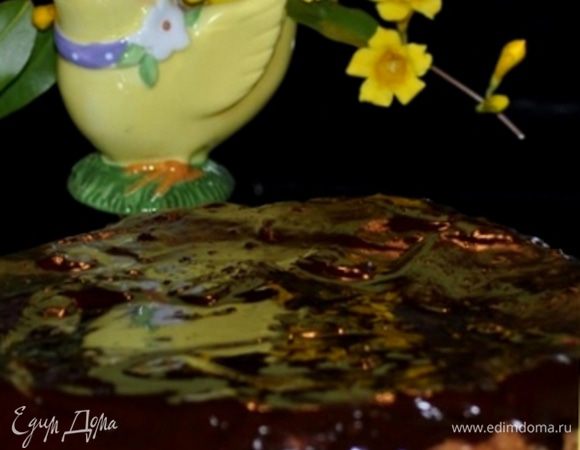 Сделать глазурь: помешивая, растопить на медленном огне шоколад с оставшимся маслом и сливками. Если глазурь получается слишком густой, добавить еще сливок.
Разрезать корж вдоль на два тонких. Смазать нижний корж апельсиновым джемом, накрыть верхним коржом и покрыть шоколадной глазурью, равномерно распределив ее.