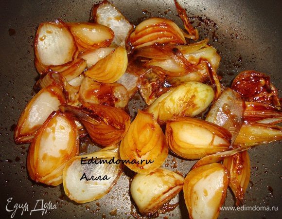 Разогреть небольшую сковородку (все зависит от количества порций), насыпать сахар, выложить лук и закарамелизировать его.