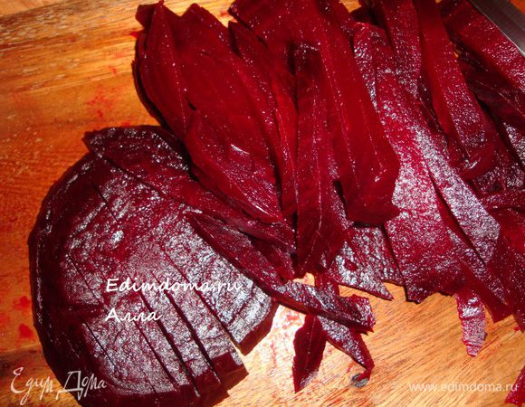 Свеклу режем брусочками.
