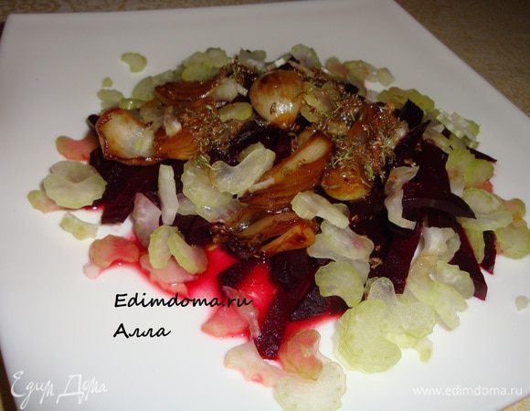 Выложить порезанную свеклу на большую тарелку (или тарелки, если готовите порционно), сверху карамелизованный лук, вокруг лука - сельдерей.