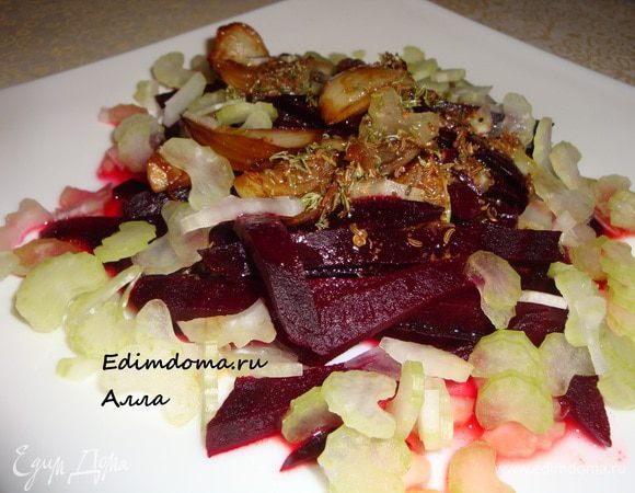 Готовим заправку. Можно взять специи, которые вам нравятся. Я измельчила немного душистого перца, добавила половинку чайной ложки тмина, немного измельченного кориандра, красного перца, листики нескольких веточек тимьяна, соль, сок лайма (он оказался не очень сочным и я добавила немного винного уксуса) и оливковое масло. Все хорошенько перемешать и полить салат заправкой. Приятного аппетита!