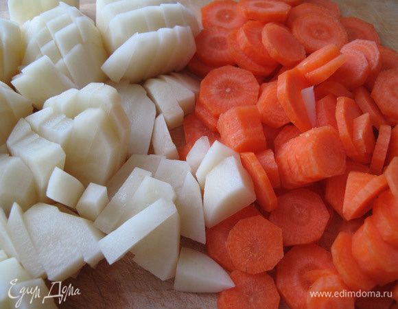 Опустите почищенную порезанную морковь в кастрюлю с кипящей водой, через 3 минуты добавьте туда картошку. Посолите.