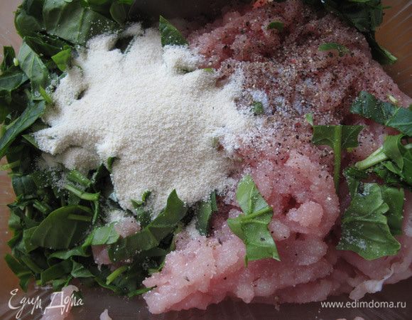 Приготовьте фарш: прокрутите мясо индейки, добавьте соль, перец (другие пряности по вашему вкусу), манку, нарезанный шпинат.
