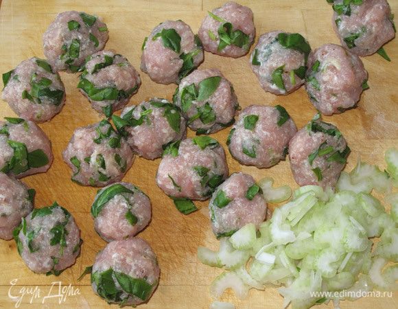 Сформируйте фрикадельки и порежьте стебель сельдерея.