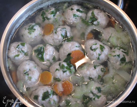 Минут за 4-5 до полной готовности картошки опустите фрикадельки и сельдерей в кастрюлю.