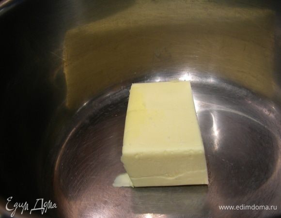 В кастрюльке растопим сливочное масло.
