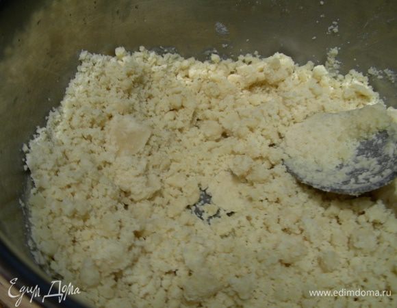 К нему добавляем муку, все тщательно перемешиваем, готовим 3 минуты (огонь средний).

