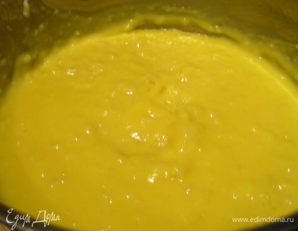 Солим, перчим по вкусу, вводим желтки. Снимаем с огня и оставляем остывать. У меня на этом этапе осталось некоторое количество комочков, поэтому я тесто пропустила через сито.

