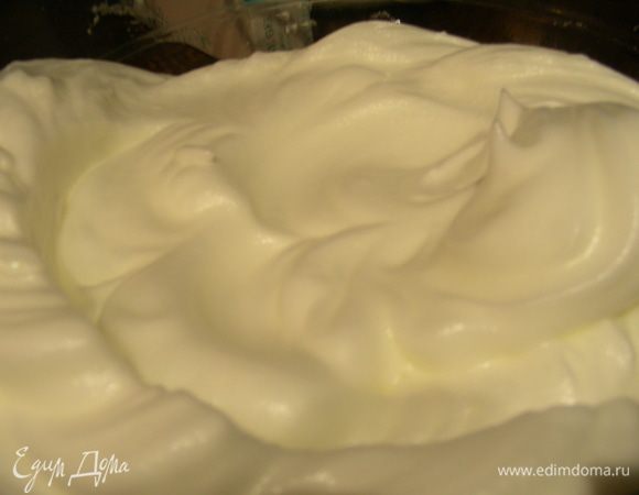 Охлажденные белки взбиваем до крепких пиков.
